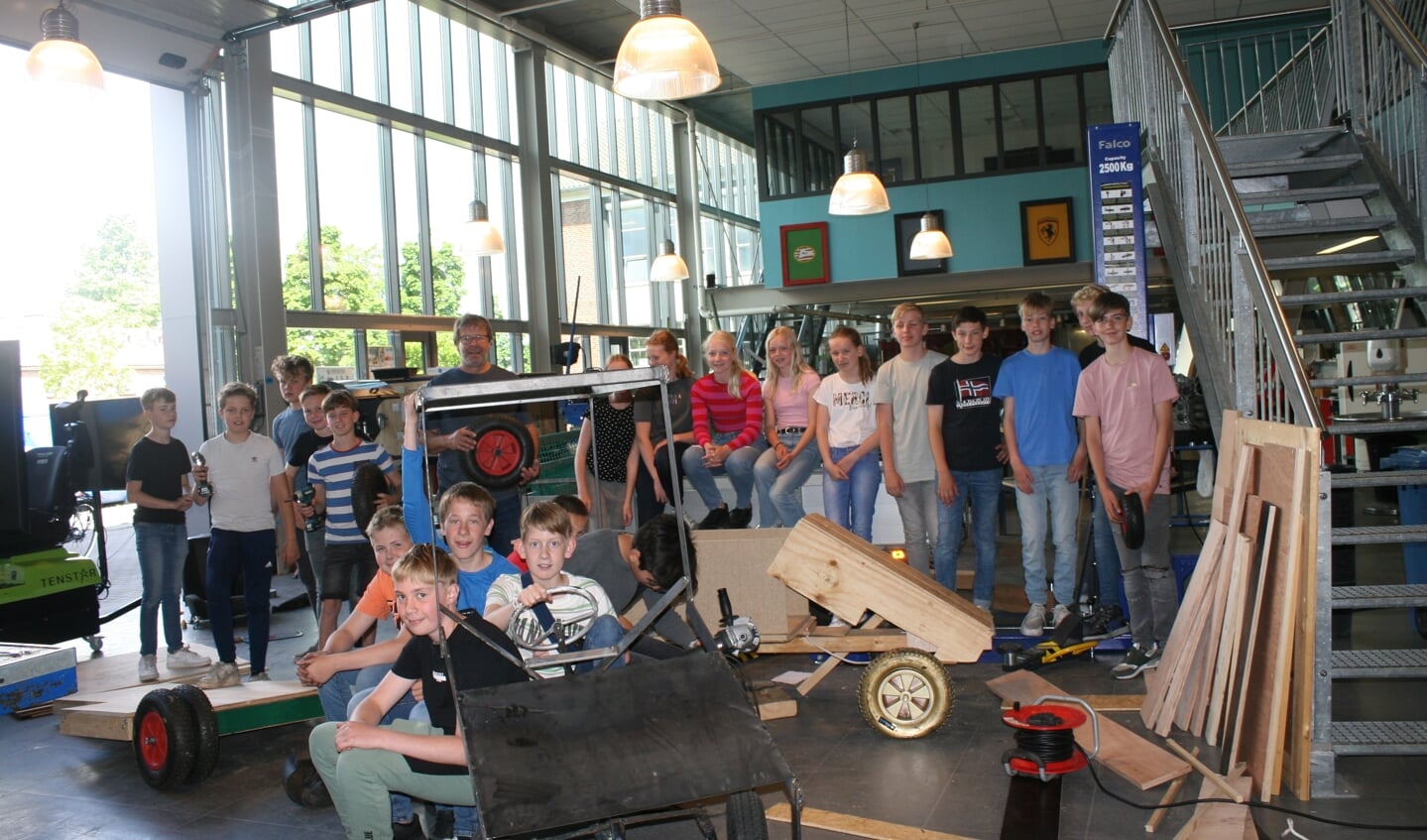 Marianum-leerlingen met hun zeepkisten in het technieklokaal. Foto: Dinès Quist