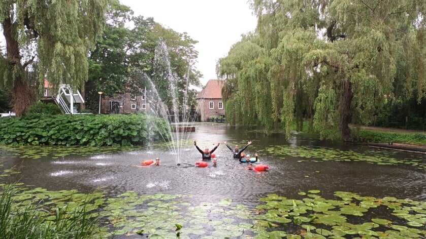 Zwemmers Berkelchallenge poseren even bij de fontein. Foto: Elly Rhebergen