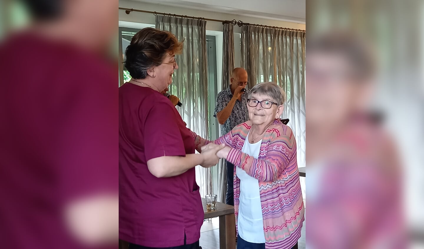 Medewerkster Petra met Doortje, bewoonster van het eerste uur. Foto: Marga Klompé