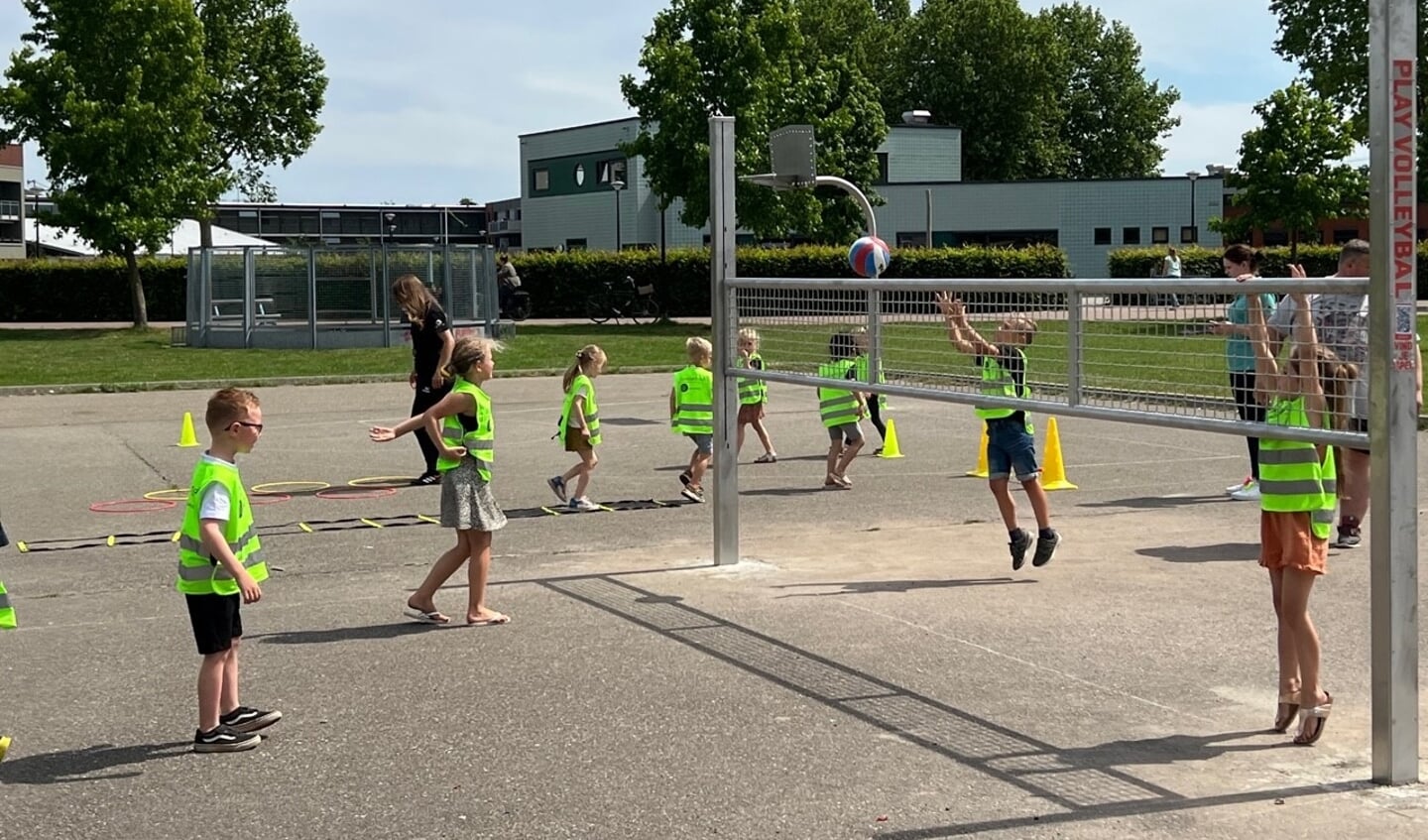 De jeugd beleeft plezier met het nieuwe volleybalnet. Foto: PR