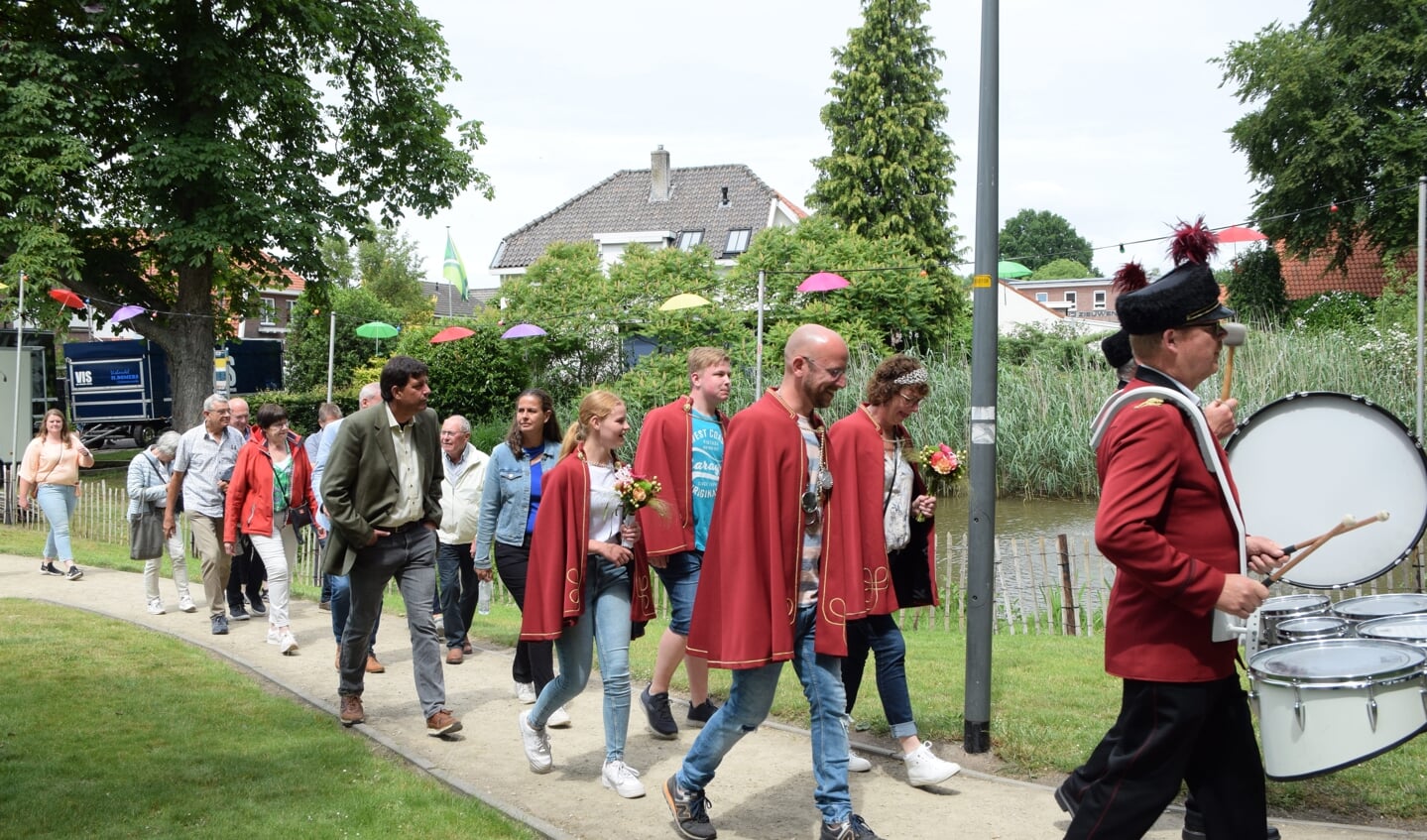 Onder muzikale begeleiding lopen de Koningsparen naar de feesttent voor de feestelijkheden. Foto: Luuk Kouijzer