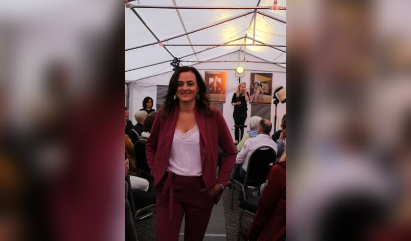 De jaren 10 waarin de laagjes, sexy krullen en kleurmethodes als ballage en ombre in de mode komen. De stijltang doet zijn intrede en het haar moet vooral ook goed verzorgd ogen. Foto: Annekée Cuppers