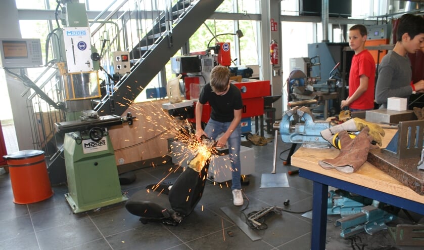Leerling aan het werk met de bouw van een zeepkist. Foto: Dinès Quist