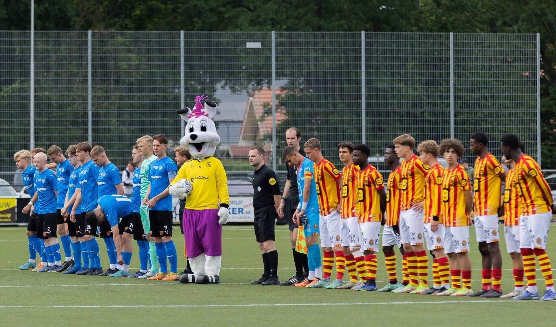 De finalisten van de editie 2022 Halmstads BK (l) en KV Mechelen in het bijzijn van mascotte Rupo die de aftrap verrichte. Foto: Blacktax. 