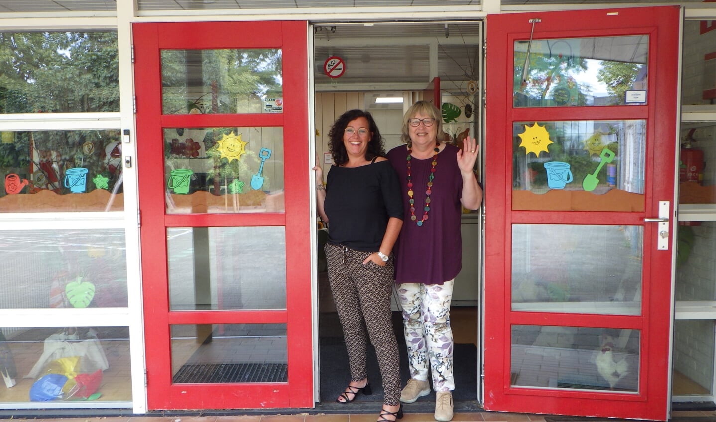 Frans ten Boschschool neemt afscheid van juf Karen (links) en juf Marga Foto: Frans ten Boschschool