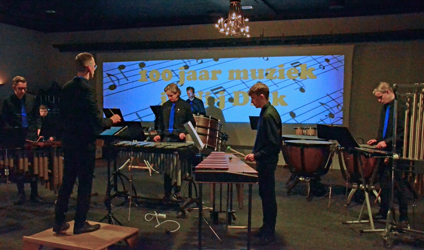 De slagwerkgroep treedt op tijdens het eerste jubileumconcert op 3 april. Foto: Th. Berendsen