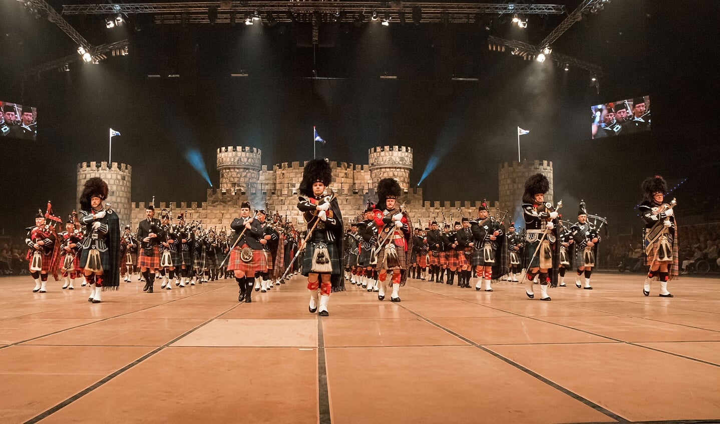 Music Show Scotland en de Highland Valley pipes and drums verzorgen een mini-concert voor kansarme Poolse kinderen. Foto: Stefan Gerdes