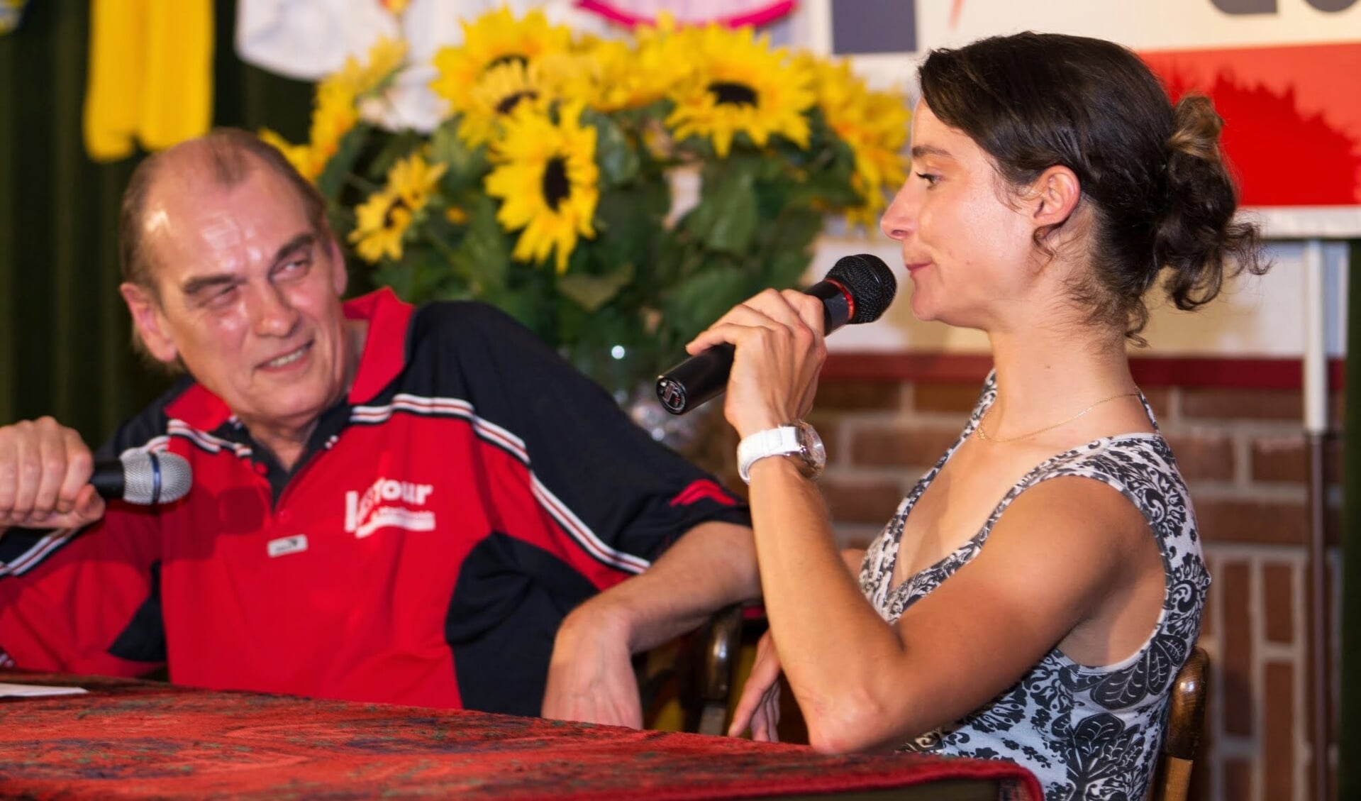 Peter Valen in 2013 in gesprek met Marianne Vos. Foto: Tour de Mariënvelde