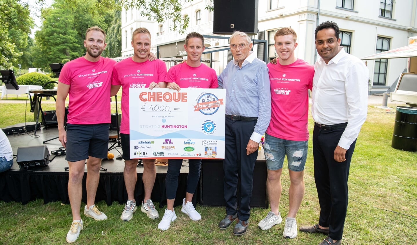 V.l.n.r. Hidde Jurjus, Michiel Krabbenborg, Lars Krabbenborg, Willem Marks, Devin Haen en Michael Ogubai (Manager De Graafschap Verbindt). Foto: Carlo Stevering Fotografie