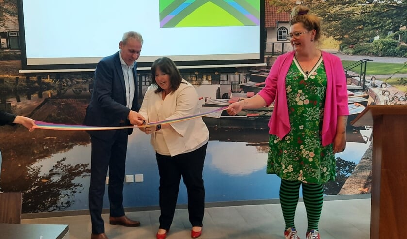 Wethouders Jos Hoenderboom (Oost Gelre) en Elvira Schepers (Winterswijk) openen officieel de Achterhoek Pride. Rechts Nicole Rouwmaat van de klankbordgroep en links stagiaire Irene van Rijn van jongerenwerk Winterswijk. Foto: Kyra Broshuis