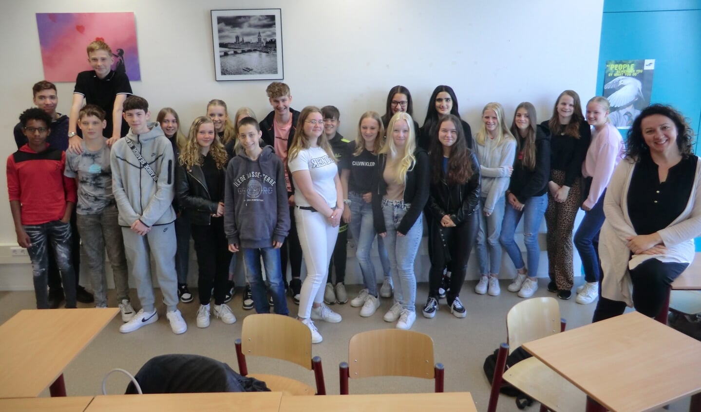 Klas 2MA met docente Adrijana van Eek (r). Foto: PR