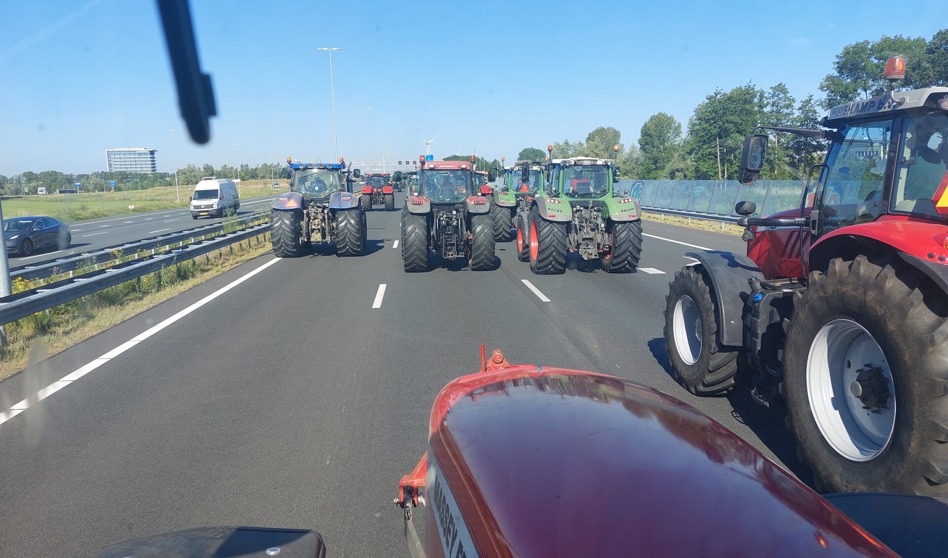 Tractoren op de A1 richting Stroe. Foto: Karin Stronks