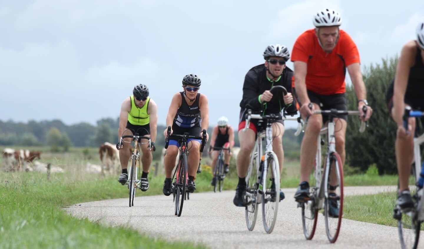 21 kilometer fietsen is naast 500 meter zwemmen en 5 km hardlopen een van de onderdelen van de 1/8ste triatlon. Foto: PR