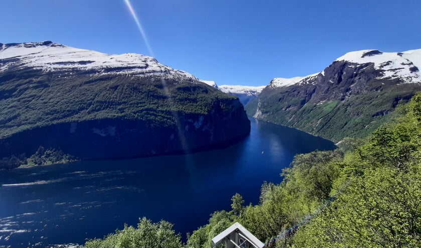 Na een steile klim vol haarspeldbochten een groots uitzicht over het Geirangerfjord. Eigen foto