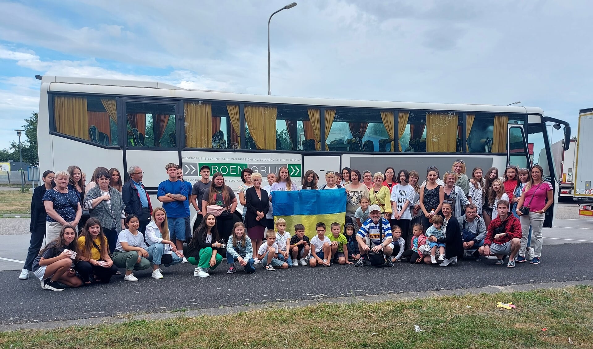 Het reisgezelschap bij de bus van GroenGrijs. Foto: PR