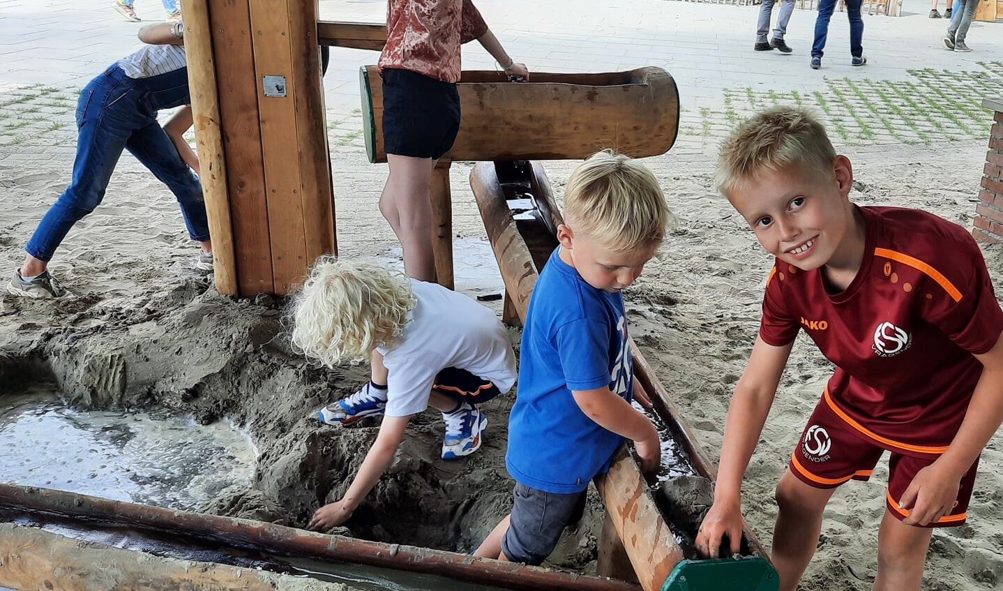 Spelen met natuurelementen zoals zand en water op het natuurplein in Vragender. Foto: Kyra Broshuis 
