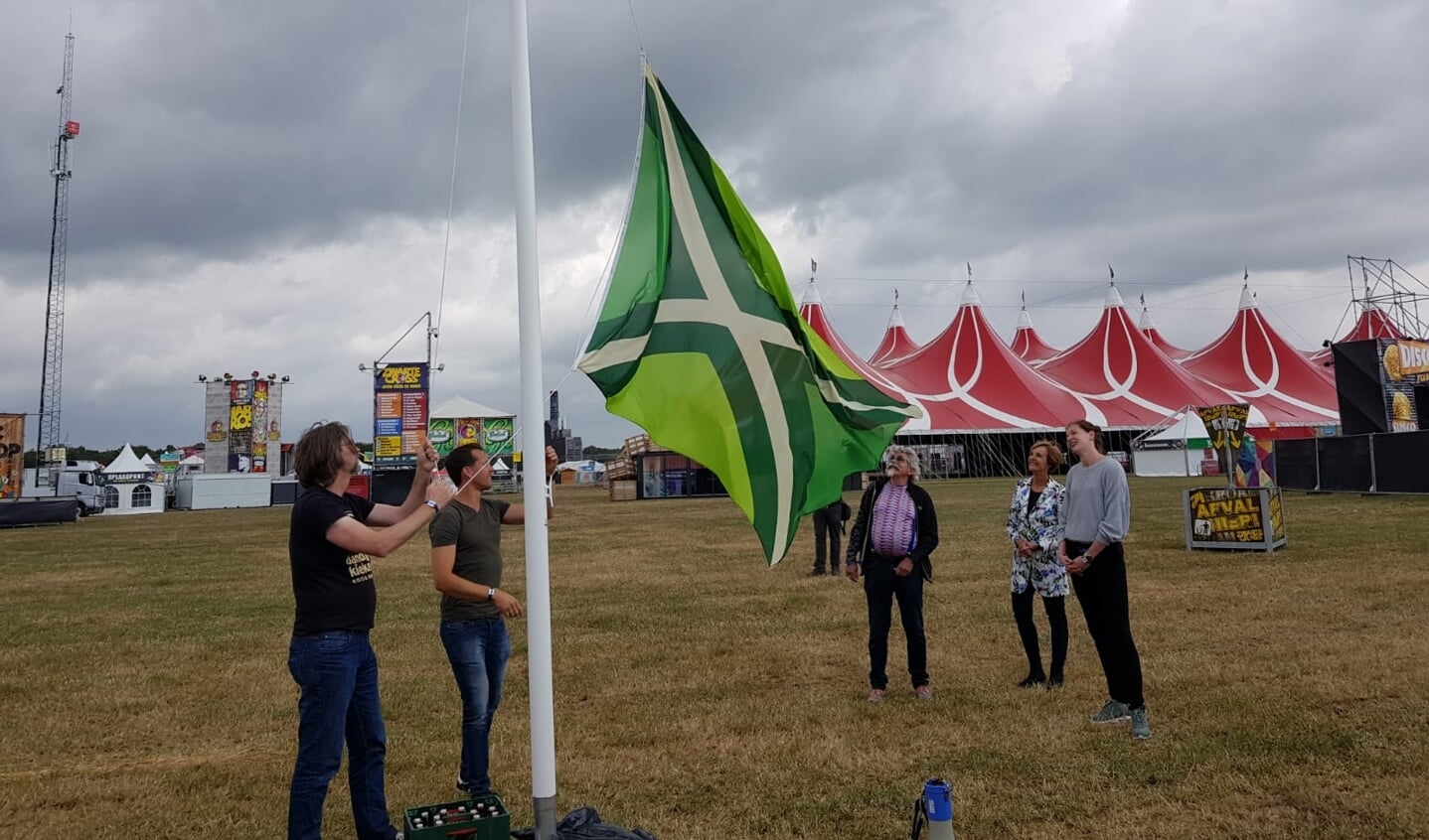 Paul Heutinck hijst voor de eerste maal de Achterhoekse vlag. Foto: archief