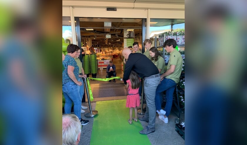 Pieter Stam opende samen met zijn dochter Yara, middels het doorknippen van een groen lint, officieel de vernieuwde PLUS winkel. Foto: PR. 