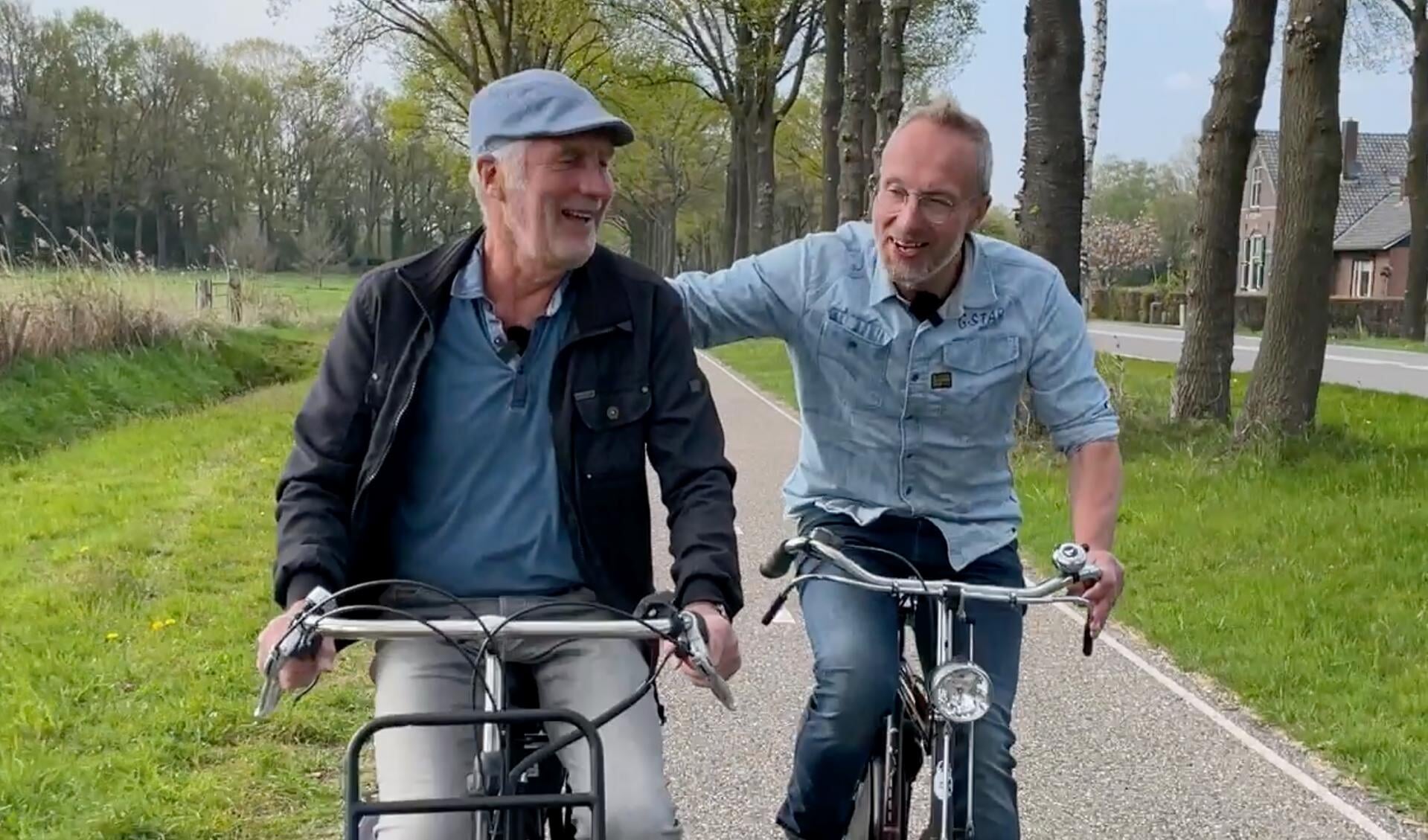 De buurtbewoners Gerrit Rossel (l) en Frank ten Damme maakten al fietsend in de film een rondgang door buurtschap Delden. Foto: PR