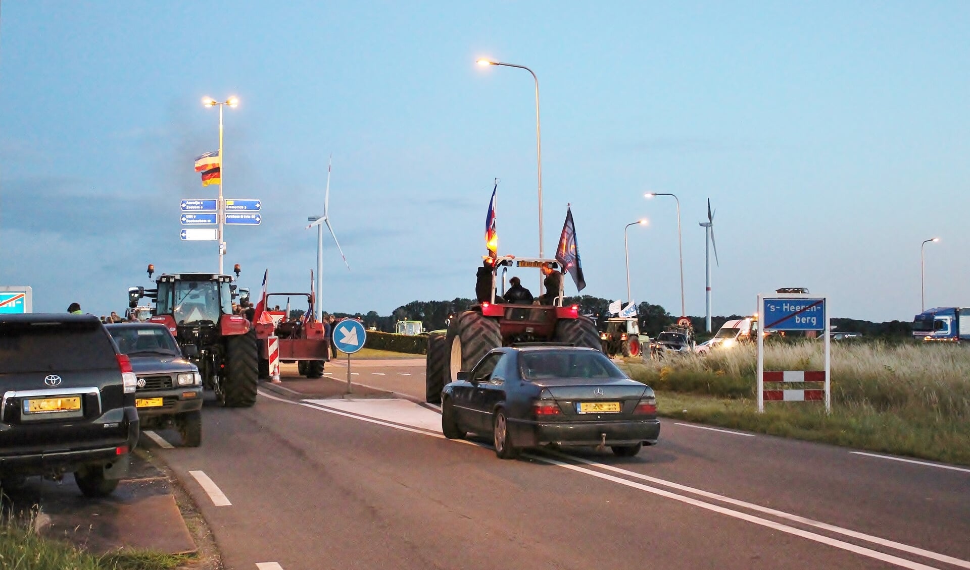 Protesterende boeren op de rotonde bij bedrijventerrein de Immenhorst. Foto:Marlous Velthausz