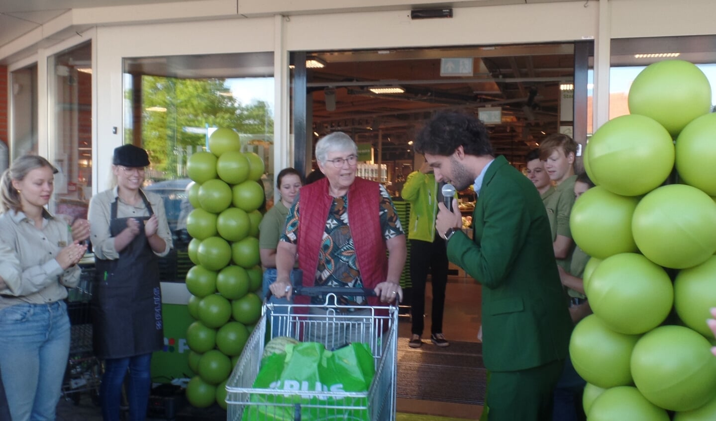 Voor dat de vernieuwde PLUS werd geopend mocht de Ruurlose Marjo Bremer een minuut gratis winkelen. De kwam tot een bedrag van 229 euro aan boodschappen. Foto: Jan Hendriksen. 