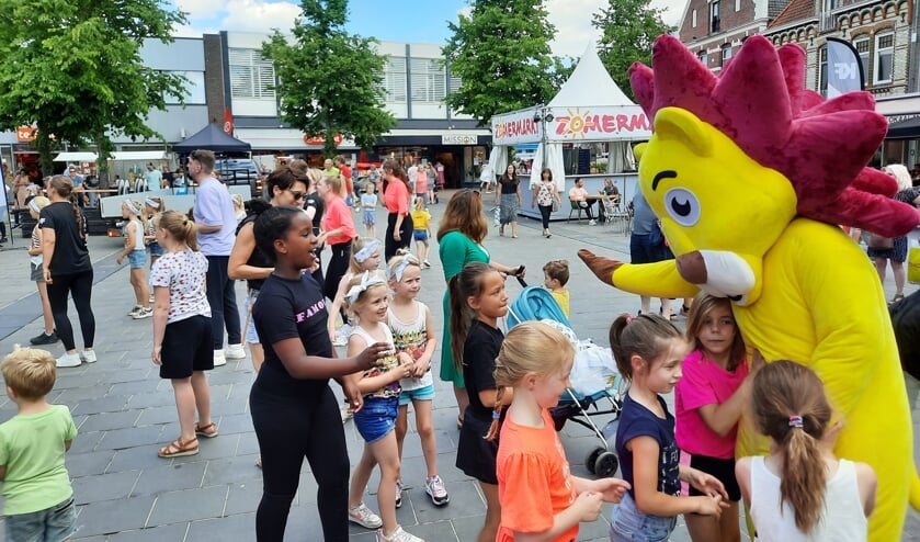 Dahleo wordt bewonderd door jonge zomermarkt gastjes