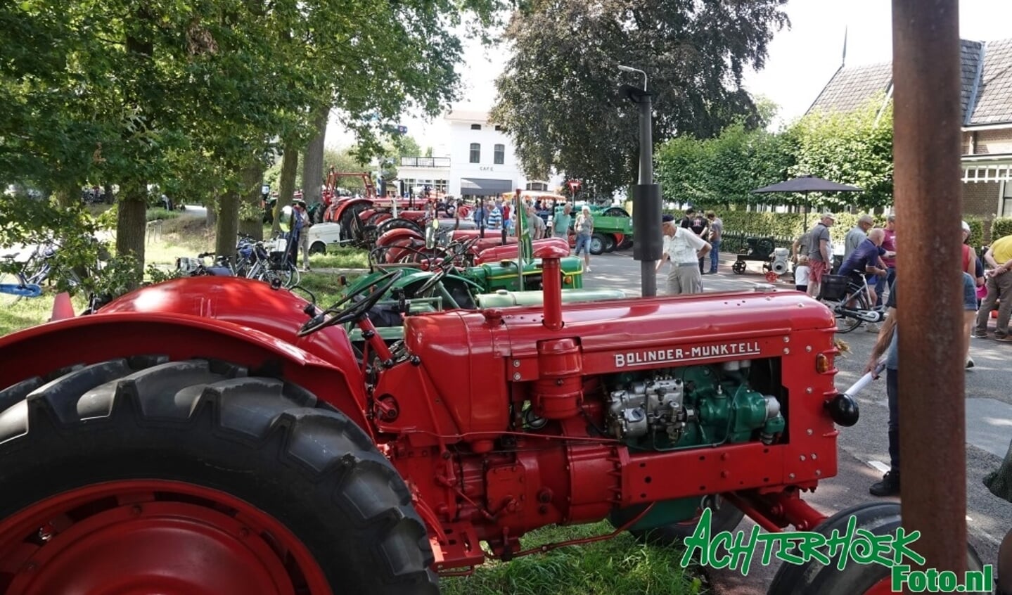 Tientallen oude tractoren en landbouwwerktuigen zijn tijdens de oldtimershow te bewonderen. Foto: Archief Achterhoekfoto/Gradus Derksen.