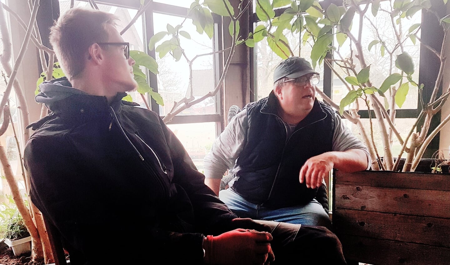 Sam en Bennie in de kas van de Voedseltuin in Didam. Met veel plezier doen ze hier vrijwilligerswerk. Foto: PR