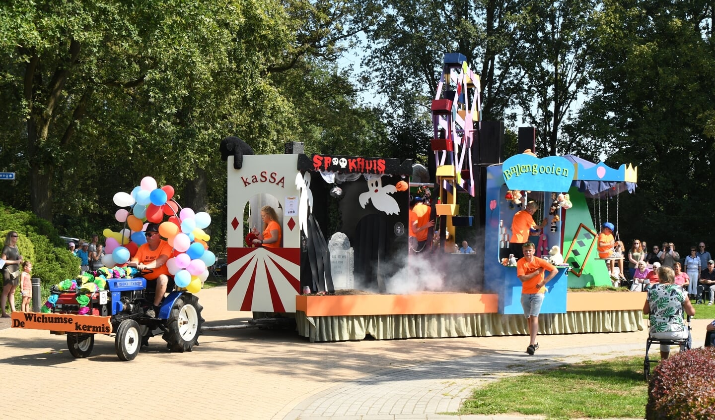 De Wogt behaalde tijdens de laatste optocht in 2019 tijdens het Oranjefeest Vierakker-Wichmond met hun creatie ‘Wichmondse kermis’ de hoogste puntenscore. Foto: Achterhoekfoto.nl/Paul Harmelink