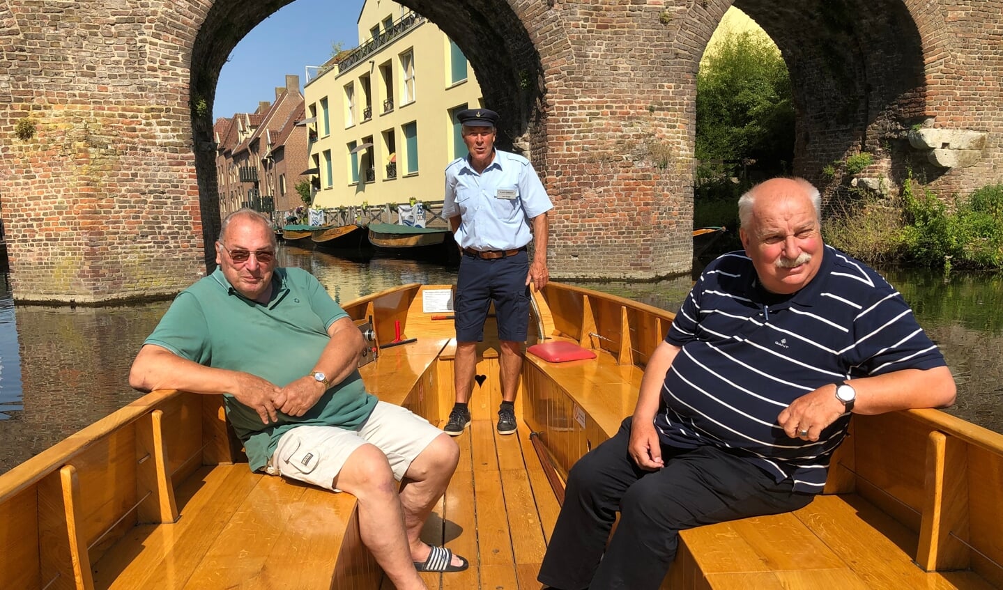 Jan Nieuwburg (rechts) en Piet Bethlehem in een van de fluisterboten die vrijdagavond 7 oktober in het licht worden gezet. Schipper Dolf Ponger houdt het roer recht. Foto: Eric Klop