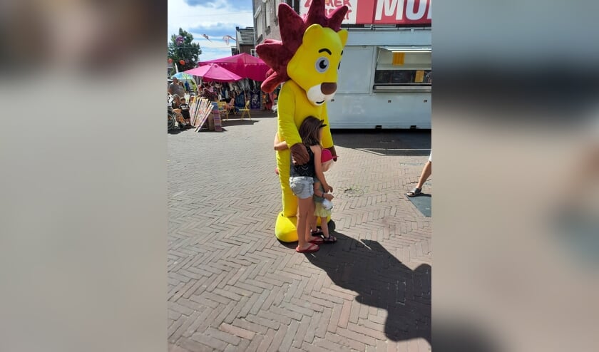 Dahleo knuffeld een jonge zomermarktgast
