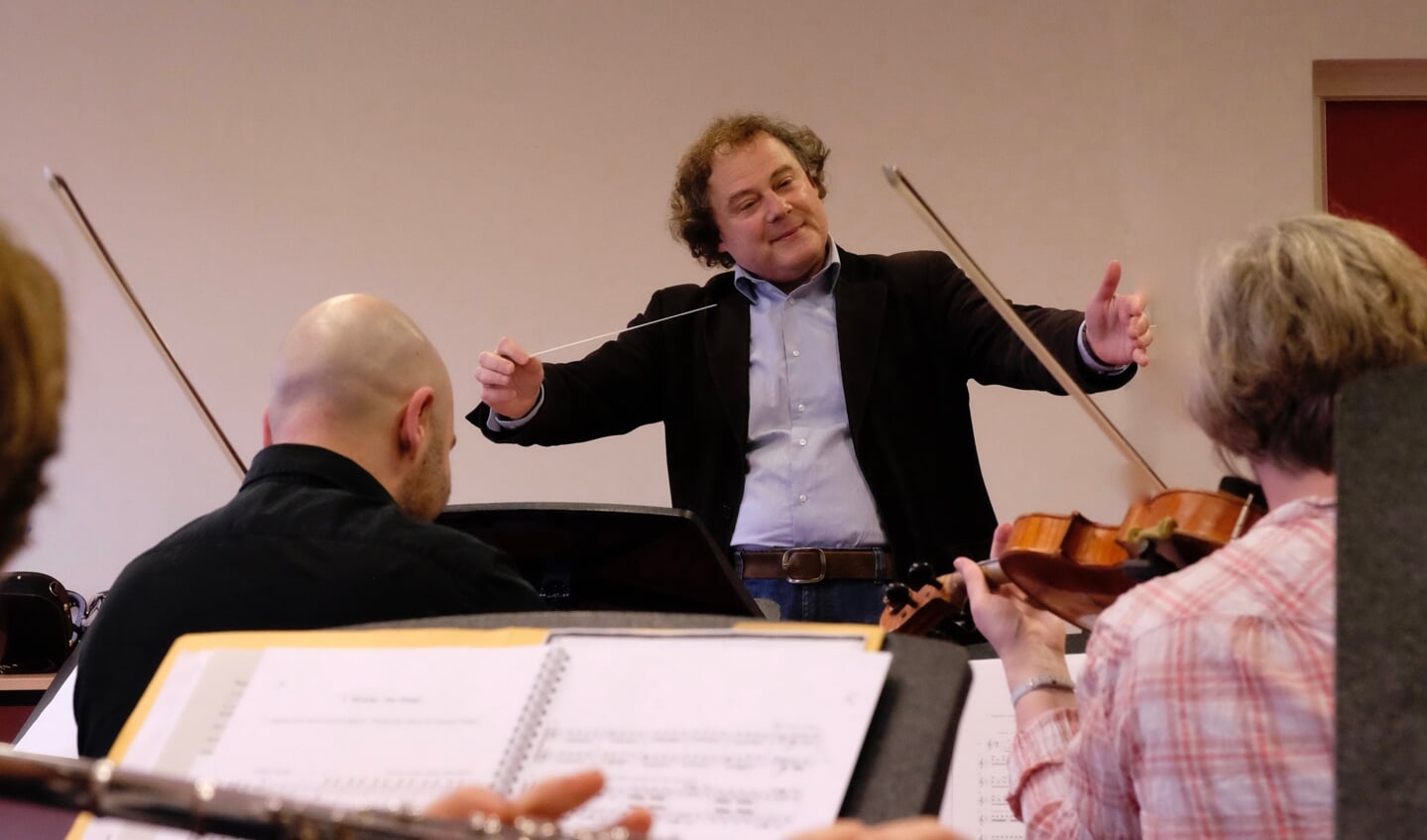 Dirigent Mark Golub zorgt voor vrolijkheid en muzikaliteit tijdens de repetities van Kamerorkest Bergh. Foto: Ruud Dasselaar