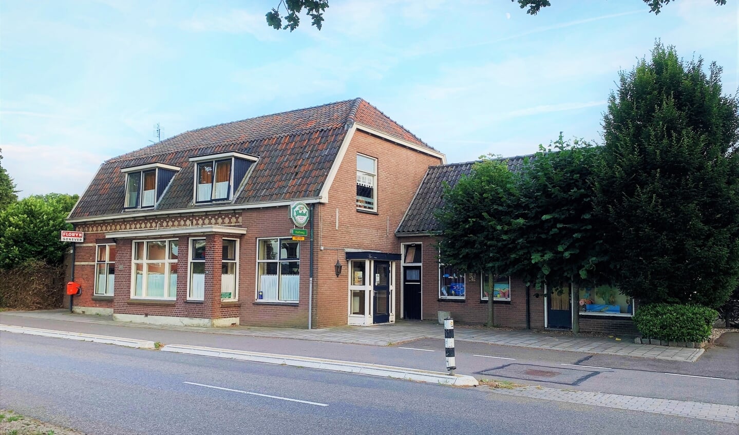 Café Halfweg, dat hopelijk in 2023 een verbouwingsmetamorfose ondergaat. Foto: Theo Huijskes