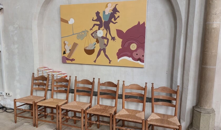 Ook de rieten stoelen zijn te koop. Foto Han van de Laar