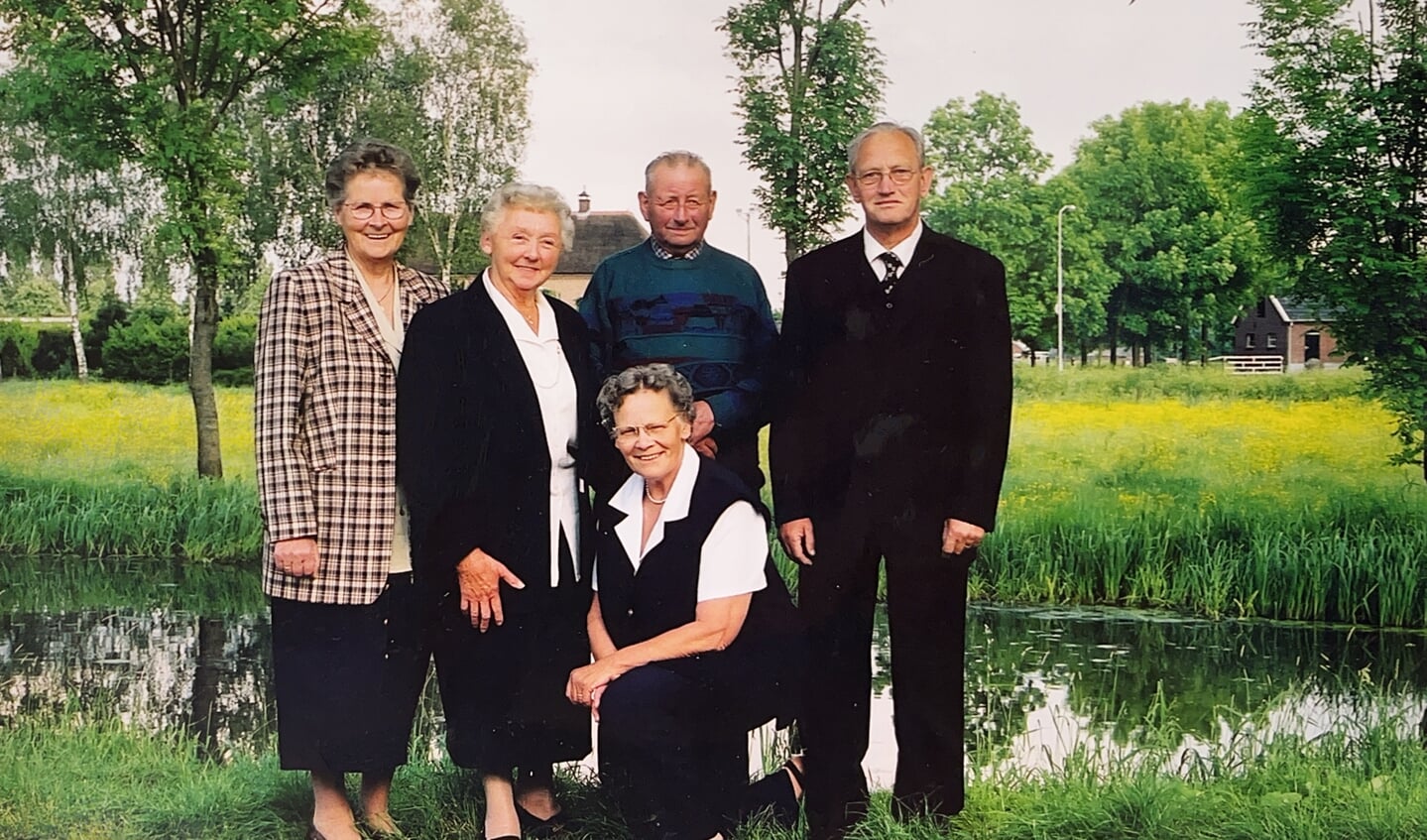 Het bestuur van Senioren Azewijn in 1993. Foto: PR