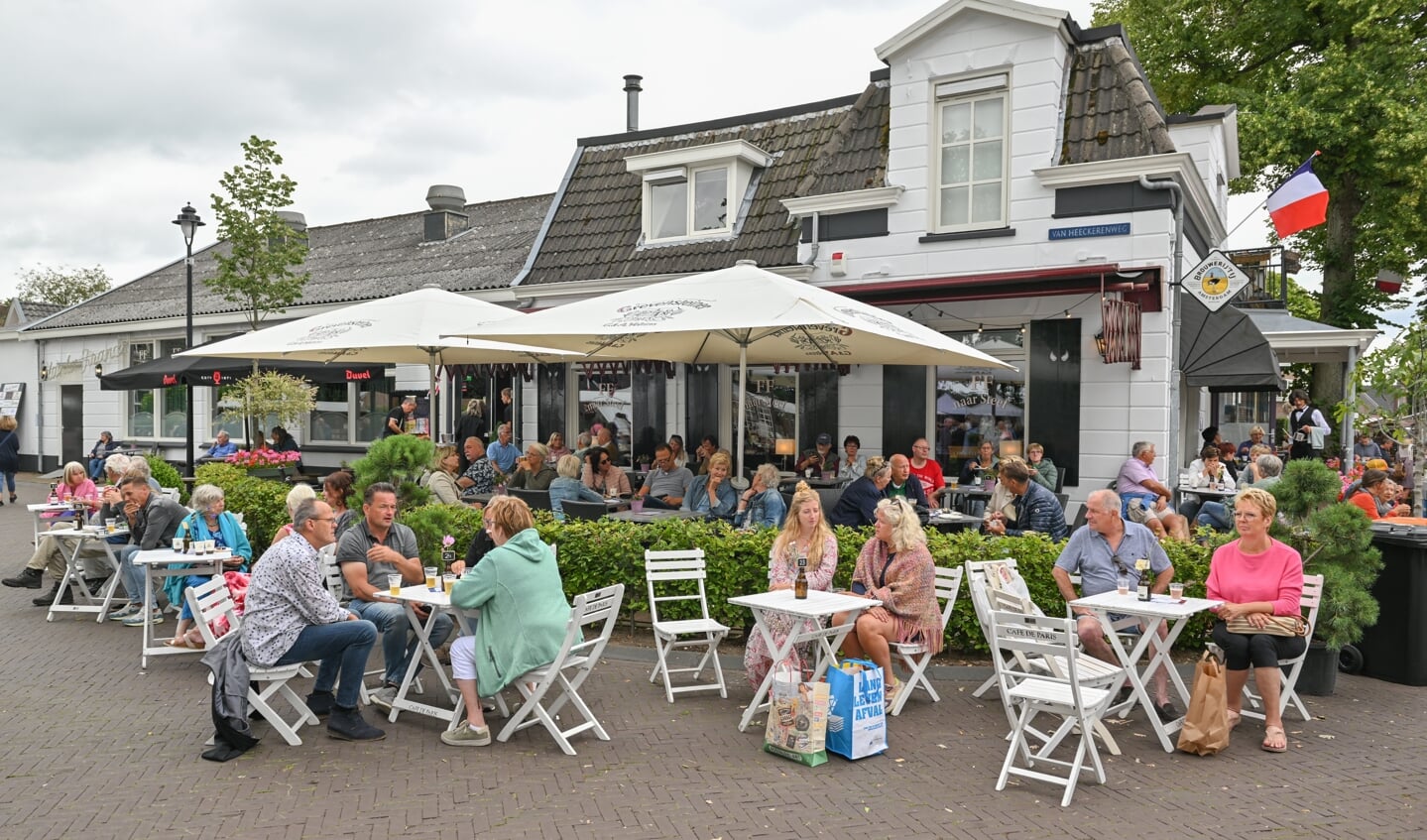 Gezellig op het terras voor een hapje en drankje. Foto: Achterhoekfoto.nl/Henk den Brok
