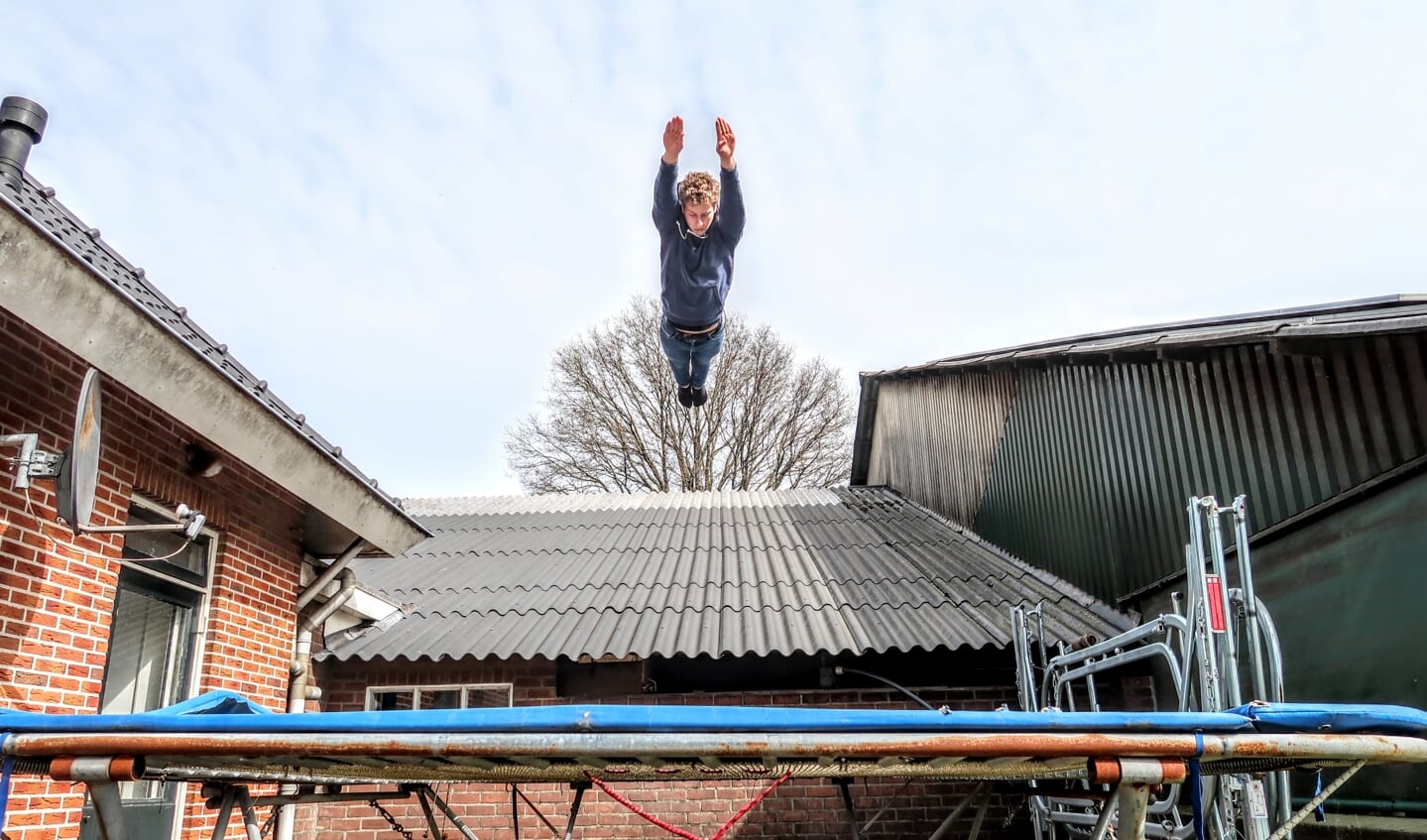 Maik Maalderink op één van de trampolines in de achtertuin van zijn ouderlijk huis in het buitengebied tussen Warnsveld en Vorden. Foto: Luuk Stam