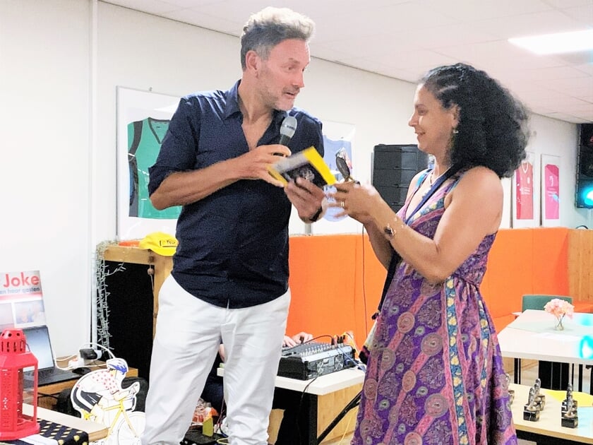 Yudith Wolters-Quintana uit Harreveld neemt haar prijs in ontvangst. Foto: Theo Huijskes