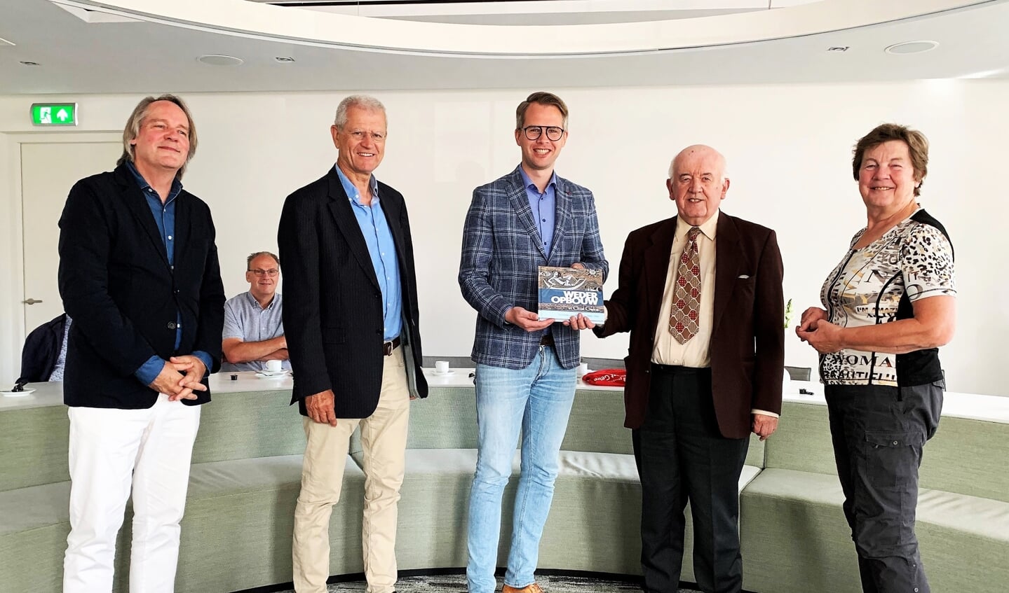 Naast wethouder Bart Porskamp (midden) de werkgroep met vlnr Roger Crols, Ben Rendering, Ben Verheij en Cecile Hulshof. Foto: Theo Huijskes