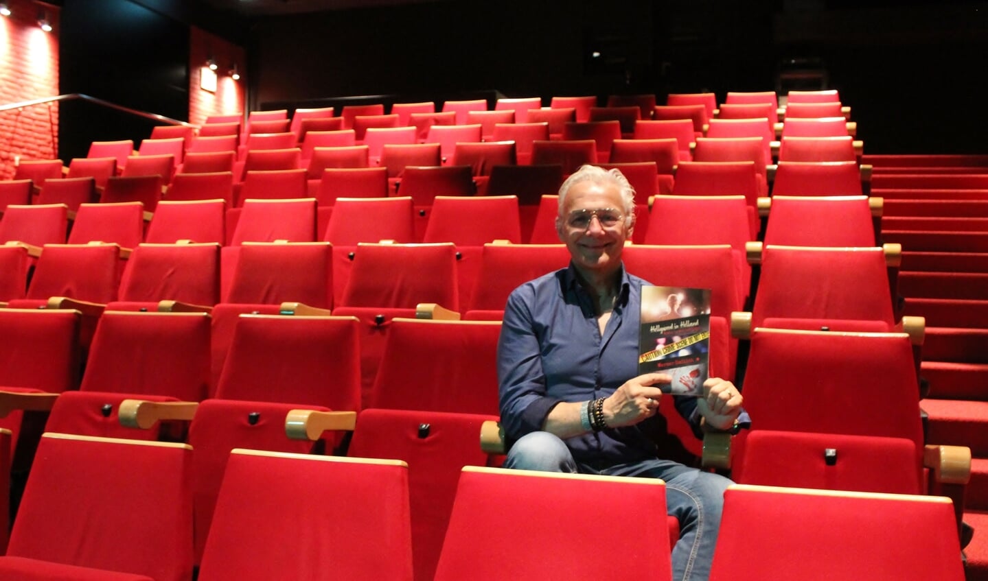 Werner Redlich showt zijn thriller boek in de sfeervolle en knusse theaterzaal van het Barghse Huus. Foto: Marlous Velthausz