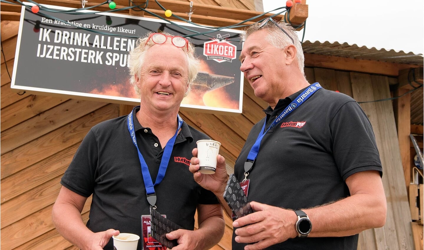 John Haverdil (links) naast Ton Schreurs tijdens de opbouw van Huntenpop. Foto: René Moorman