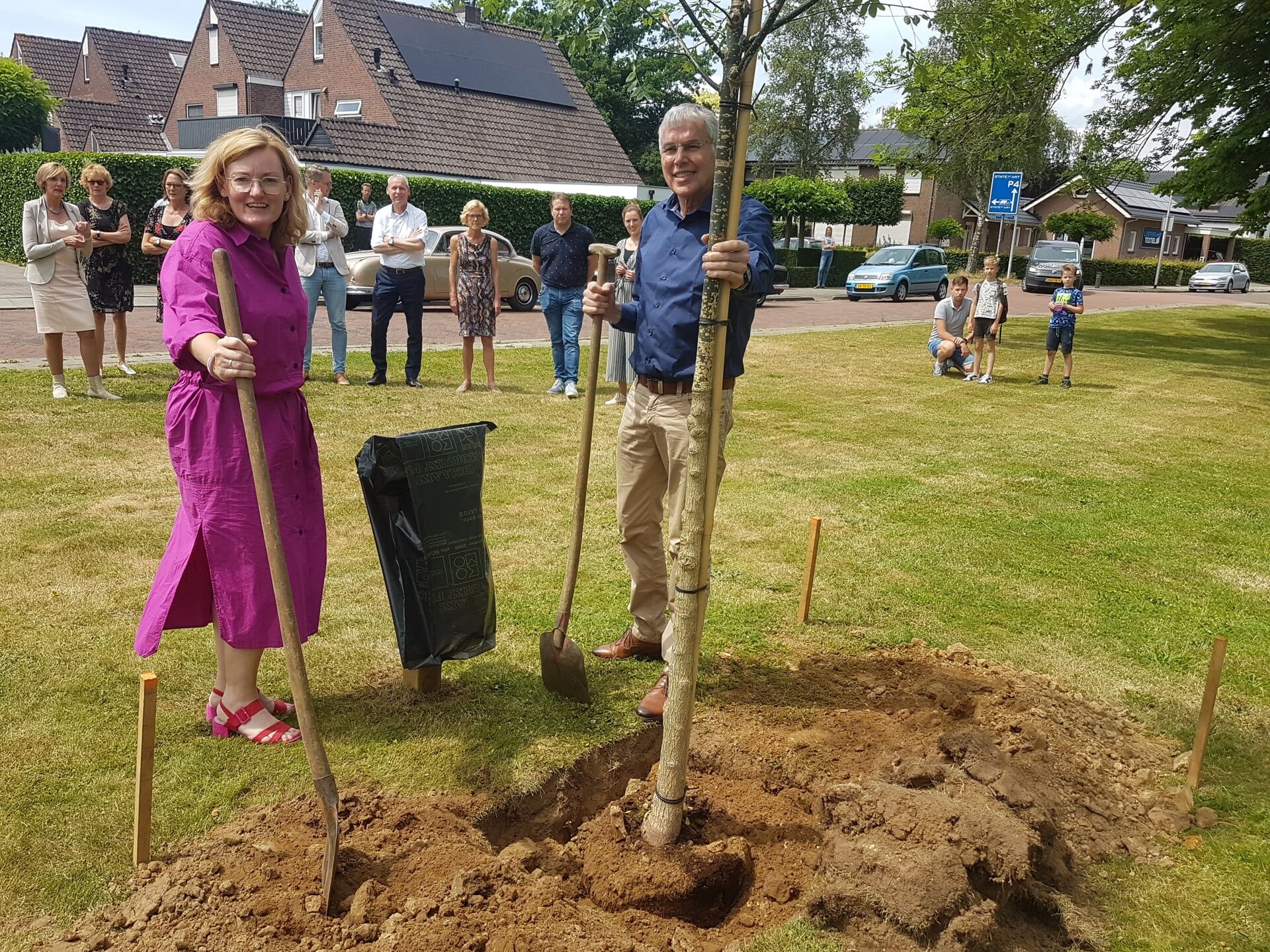 Marieke Frank en Karel Bonsen in Lichtenvoorde bij Karels boom. Foto: Mark Ebbers