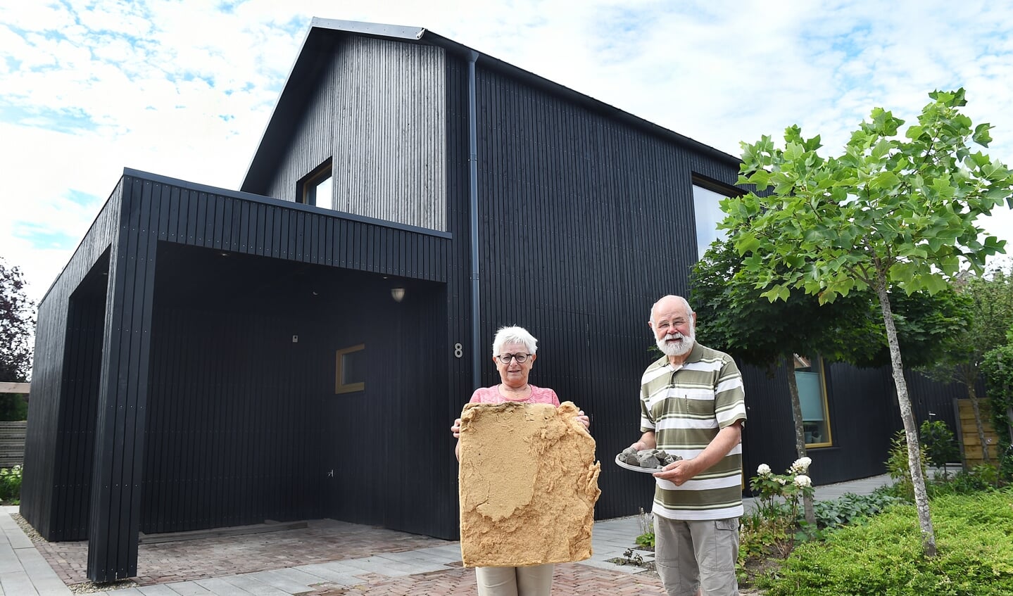 José Smeenk met houtvezels en Ton Smeenk met glasschuim dat voor het verduurzamen van de woning is gebruikt. Foto: Roel Kleinpenning
