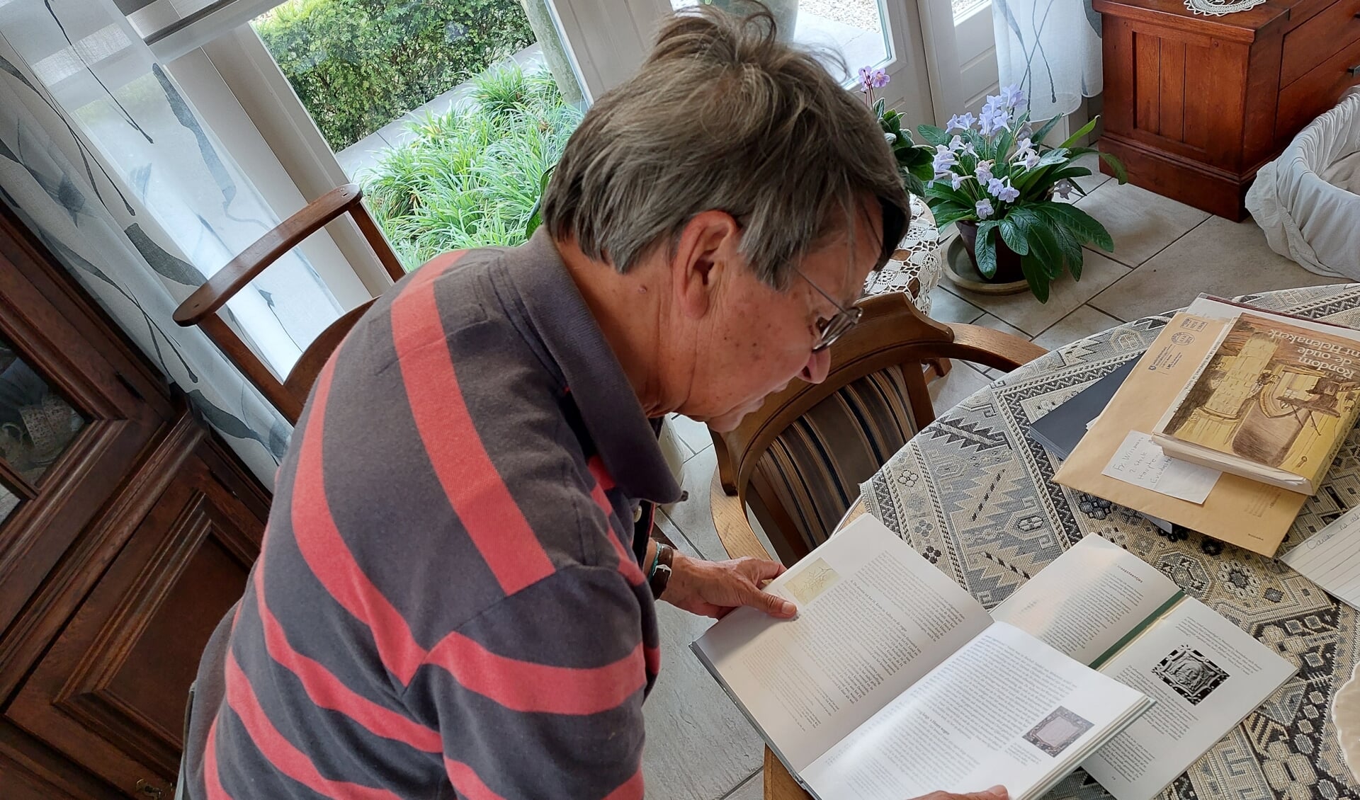 Hans de Graaf raadpleegt lectuur. Foto: Karin Stronks