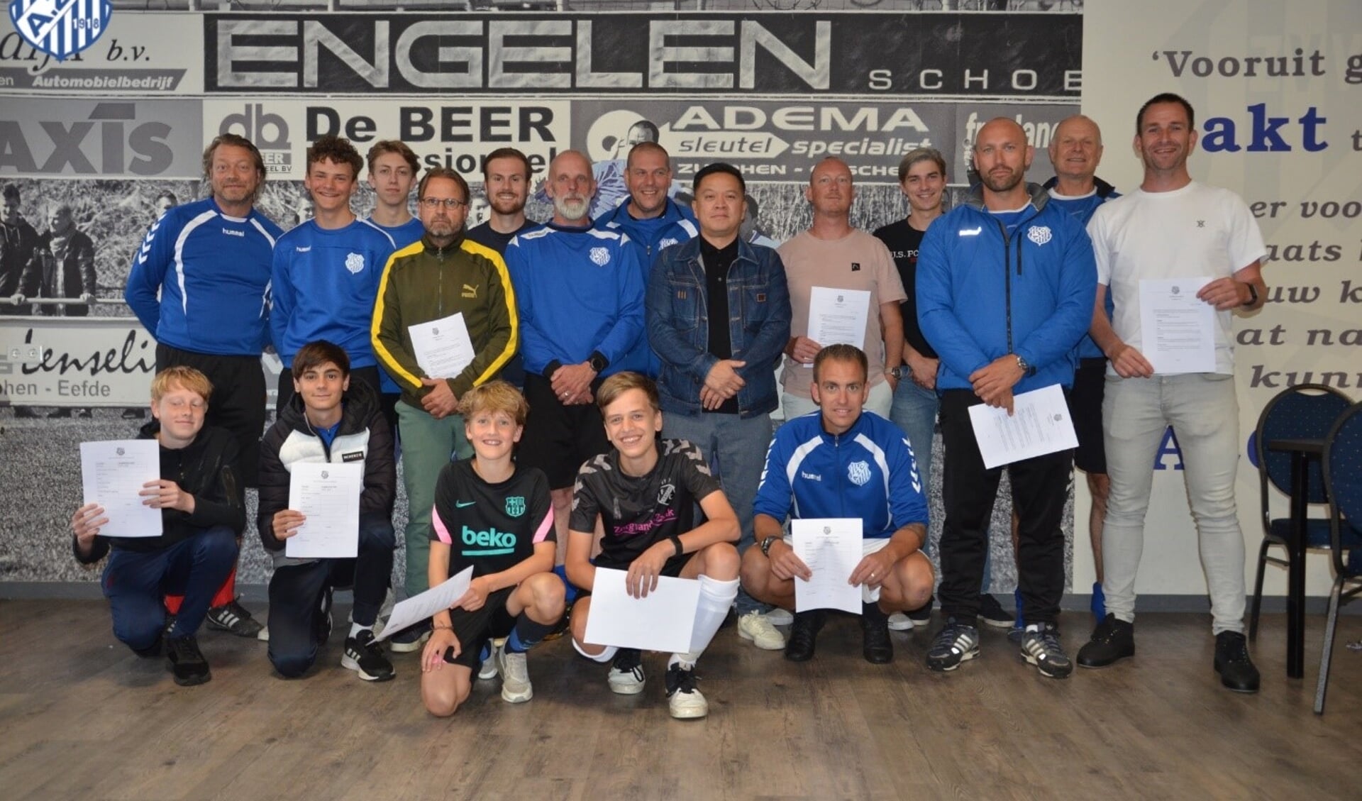 Alle trainers kregen vanuit de nieuwe technische coördinatoren hun contract voorgeschoteld. Foto: Maarten Voortman