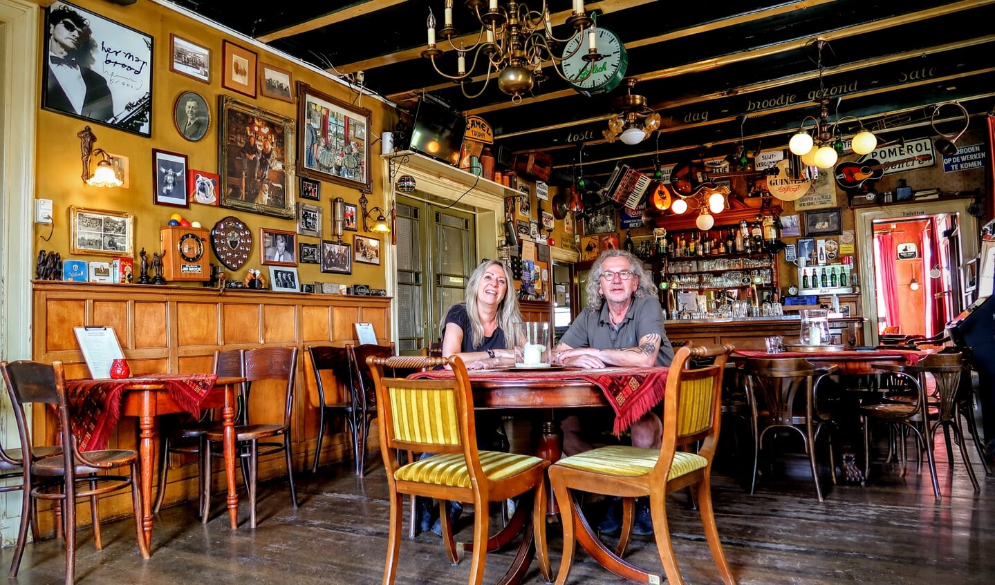 Het Steenderense café van Gerrit Heezen en zijn vriendin Ada krijgt na dit jaar een nieuwe eigenaar: “Ik zal er straks wel een traantje om laten.” Foto: Luuk Stam