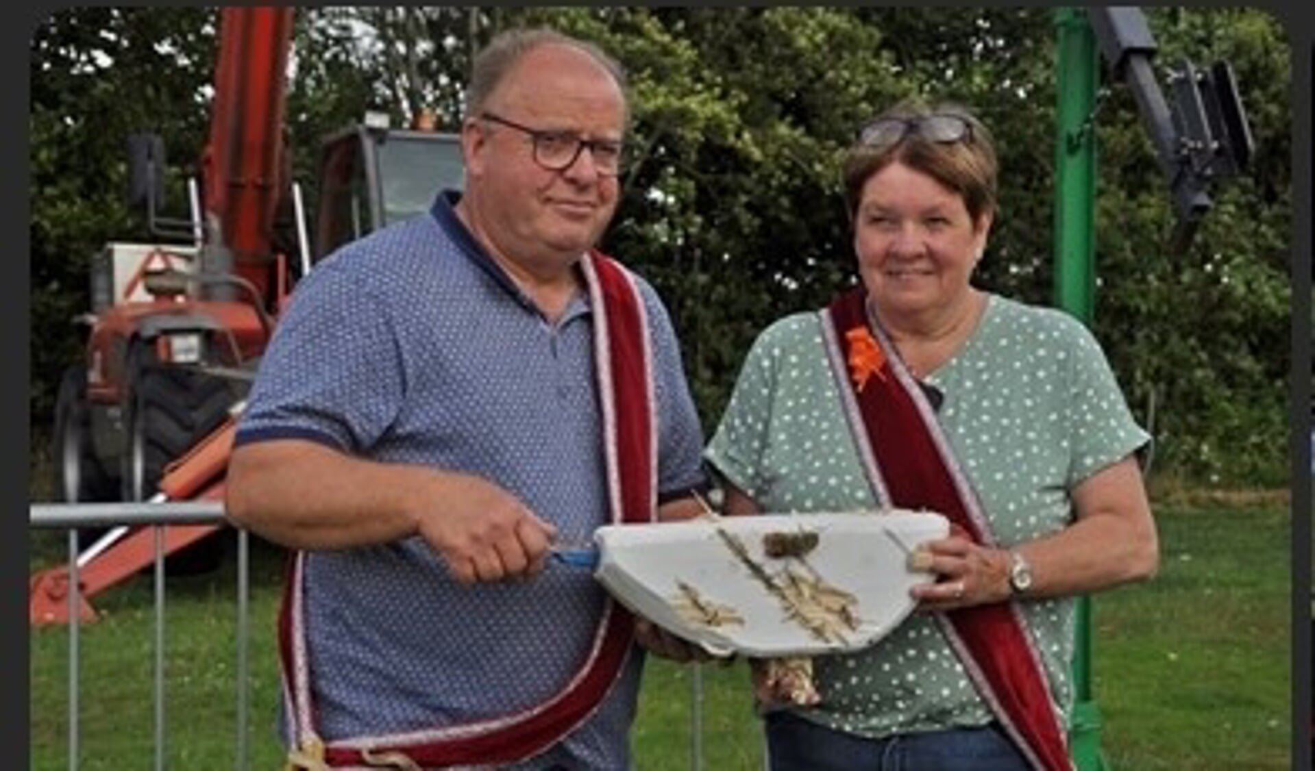 Koningin Jodi Gijsbertsen met haar man Dick met het brokstuk van de Vogel. Foto: PR