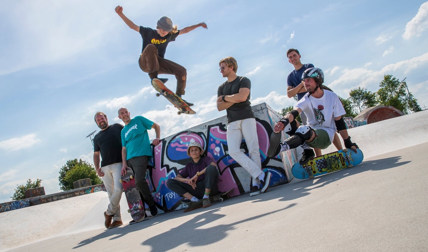 V.l.n.r. Stephan Hondelink, Demian Freeling, Jonah Leenders (vliegend), Sam van der Locht, Vincent Draaijer, Raymond Steinvoort en uiterst rechts is een toevallig aanwezige skater, Brian Gaspard uit België. Foto: Patrick van Gemert/Zutphens Persbureau