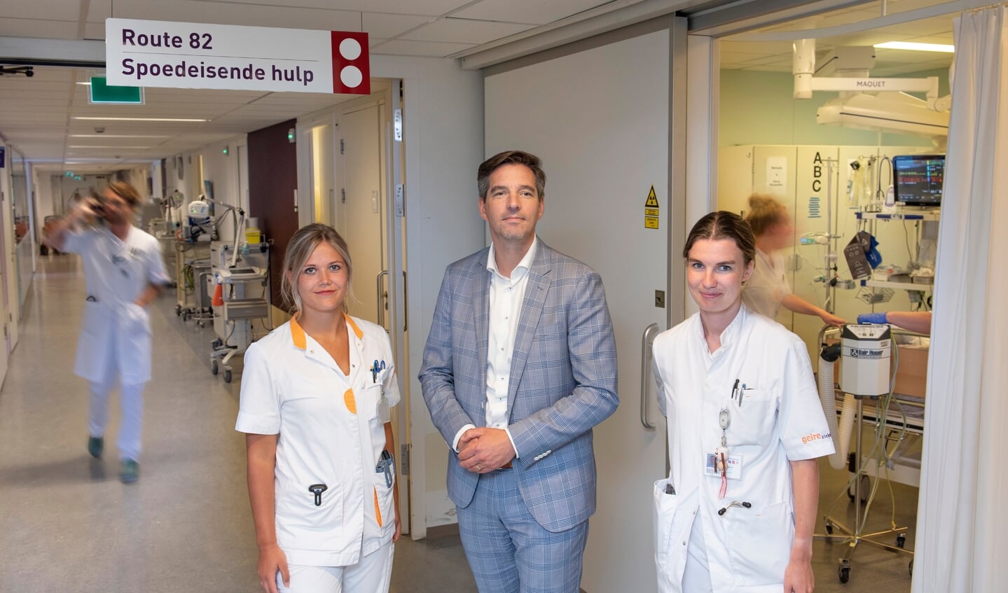 Edwin Maalderink met zorgverleners op SEH. Foto: Medische Fotografie Gelre ziekenhuizen