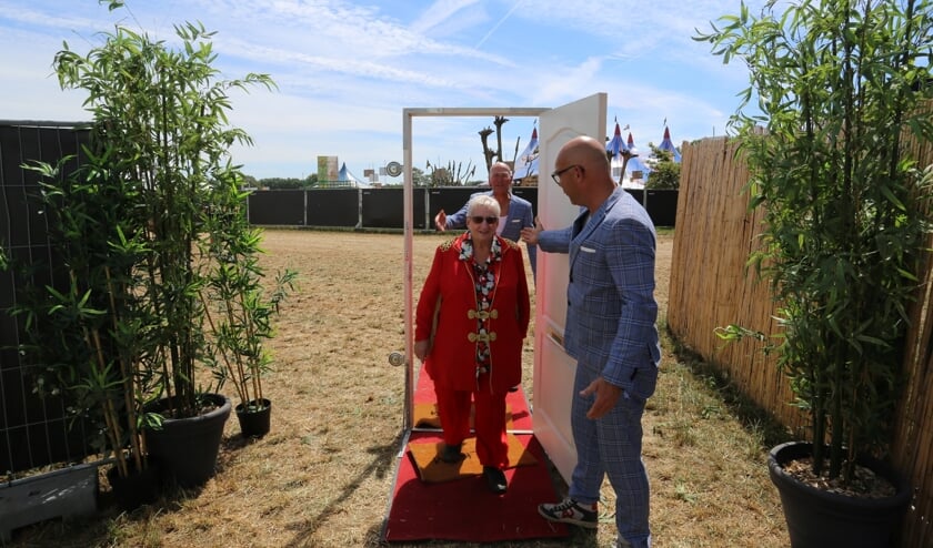 Tante Rikie komt binnen. Foto: Achterhoekfoto/Albert Schreuder